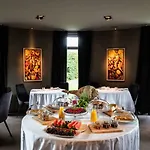 Dam Boutique & Restaurant