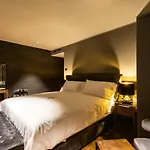 Dam Boutique & Restaurant