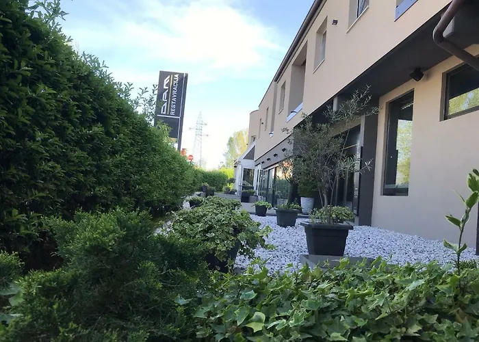 Отель Dam Boutique & Restaurant 4*