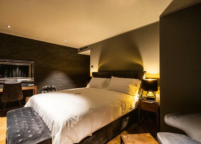 Dam Boutique & Restaurant